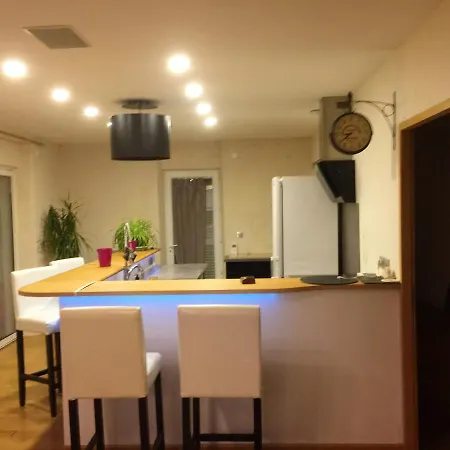 Avec Piscine Privee A